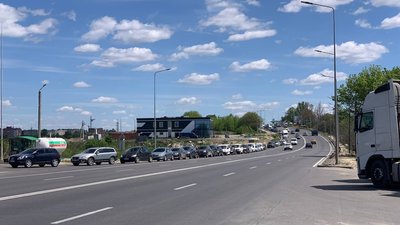 На автозаправках Тернополя люди годинами стоять у чергах На автозаправках Тернополя люди годинами стоять у чергах
