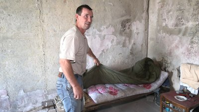 У Харкові чоловік третій місяць живе у знищеній обстрілом квартирі на Північній Салтівці У Харкові чоловік третій місяць живе у знищеній обстрілом квартирі на Північній Салтівці