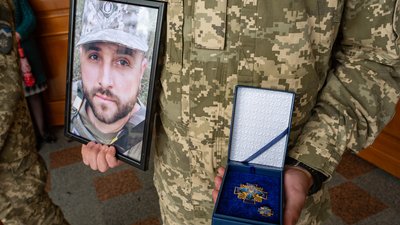 У Коломиї на Прикарпатті сотні людей прощалися із загиблим бійцем "десятки" Любомиром Бордуном У Коломиї на Прикарпатті сотні людей прощалися із загиблим бійцем "десятки" Любомиром Бордуном