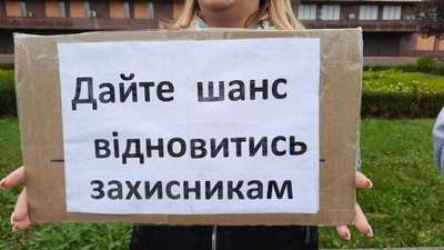 Право на демобілізацію: у Запоріжжі відбувся мирний пікет Право на демобілізацію: у Запоріжжі відбувся мирний пікет