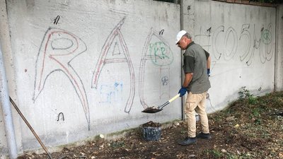 «Роботи дуже багато»: у Полтаві понад місяць створюють сад-город «Роботи дуже багато»: у Полтаві понад місяць створюють сад-город