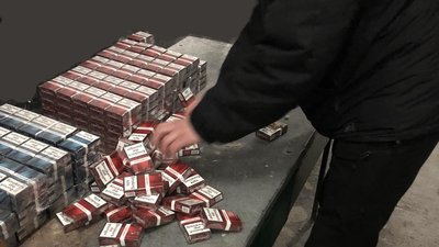 На Львівщині митники знайшли в обшивці мікроавтобуса понад 1700 пачок сигарет На Львівщині митники знайшли в обшивці мікроавтобуса понад 1700 пачок сигарет