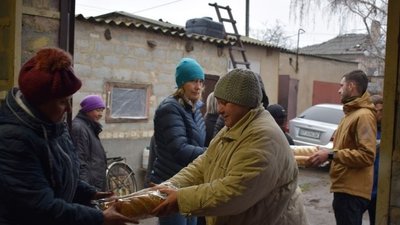 Хліб, солодощі, корм для тварин. Дніпро передав Херсонщині черговий гуманітарний вантаж
