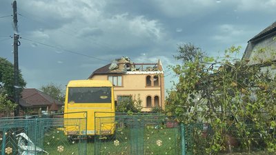 Пошкоджені дахи та повалені дерева: наслідки негоди на Івано-Франківщині