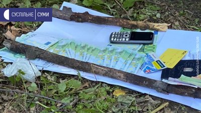 10 тис. євро - за перетин кордону з РФ. На Сумщині затримали прикордонника та його спільника 10 тис. євро - за перетин кордону з РФ. На Сумщині затримали прикордонника та його спільника