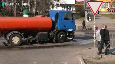 У Рівному почали дезінфікувати зупинки У Рівному почали дезінфікувати зупинки