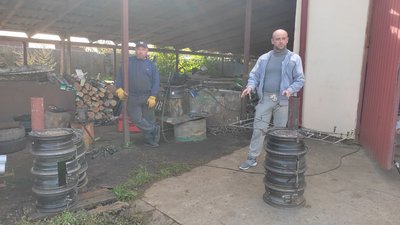 У місті на Волині з дисків для авто виготовляють "буржуйки" для військових У місті на Волині з дисків для авто виготовляють "буржуйки" для військових