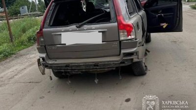Пошкоджене дроном авто в Золочеві