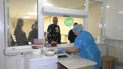 У громаді на Запоріжжі безплатно годують обідами переселенців та місцевих мешканців