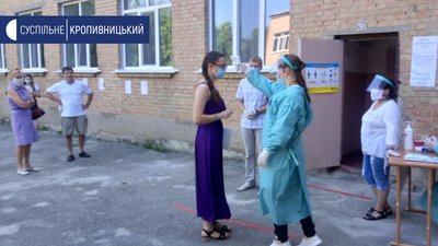 Учасників пускають на пункт після вимірювання температури Учасників пускають на пункт після вимірювання температури