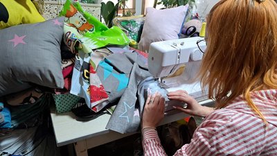 Багатодітна житомирянка шиє подушки для військових на передову