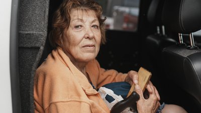 Жінка сидить в евакуаційній машині