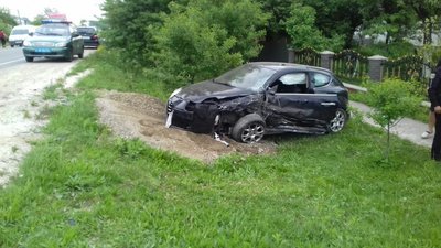 ДТП на Калущині. Від удару автівка в'їхала в паркан ДТП на Калущині. Від удару автівка в'їхала в паркан