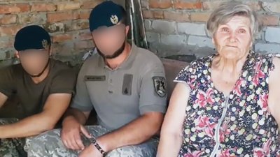 Миколаївські морпіхи допомогли мешканцям будинку, який обстріляли росіяни Миколаївські морпіхи допомогли мешканцям будинку, який обстріляли росіяни