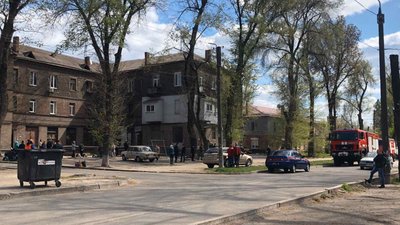 Запорізькі рятувальники евакуювали мешканців будинку, де відбулося руйнування конструкцій Запорізькі рятувальники евакуювали мешканців будинку, де відбулося руйнування конструкцій