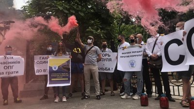 В Одесі моряки вийшли на мітинг через затягування справи про корупцію в сфері дипломування В Одесі моряки вийшли на мітинг через затягування справи про корупцію в сфері дипломування