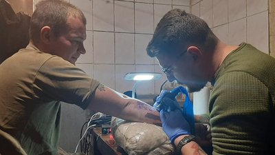 На Донбасі військовий за три місяці зробив з пів сотні татуювань. СУСПІЛЬНЕ | ВІДЕОНОВИНИ