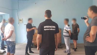 400 літрів пального та $300. В Одесі пожежника затримали на хабарі