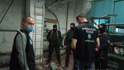 У Кривому Розі поліція викрила ферму для майнінгу криптовалют без сплати за електроенергію У Кривому Розі поліція викрила ферму для майнінгу криптовалют без сплати за електроенергію