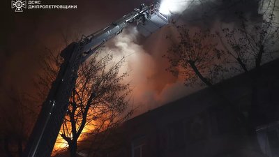 До ліквідації залучили майже 70 рятувальників. У середмісті Дніпра сталася пожежа у п'ятиповерхівці До ліквідації залучили майже 70 рятувальників. У середмісті Дніпра сталася пожежа у п'ятиповерхівці