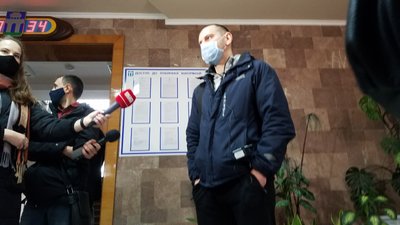 Проти локдауну на вихідні: у Рівному підприємці прийшли під міську раду Проти локдауну на вихідні: у Рівному підприємці прийшли під міську раду