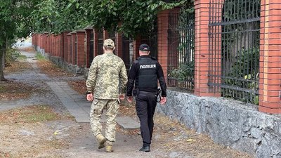 Працівник ТЦК і поліцейський, рейд