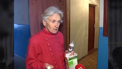У найстаршої матері України забрали 12-річну доньку через загрозу її життю У найстаршої матері України забрали 12-річну доньку через загрозу її життю