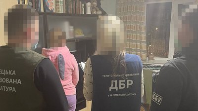 Нібито сприяла перетину кордону. На Буковині військовослужбовицю підозрюють у вимаганні хабарів