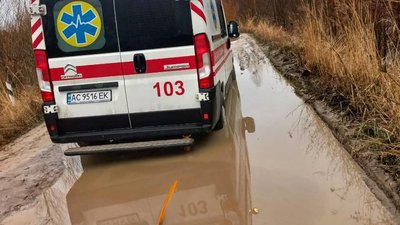 В Шацькій громаді в багнюці застрягла швидка