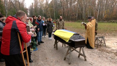 У Чернігові попрощалися з бійцем тероборони, який загинув під час авіаудару школи на Подусівці У Чернігові попрощалися з бійцем тероборони, який загинув під час авіаудару школи на Подусівці