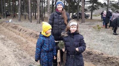Новому лісу бути. У Миколаєві жителі мікрорайону висадили 2000 саджанців сосни Новому лісу бути. У Миколаєві жителі мікрорайону висадили 2000 саджанців сосни