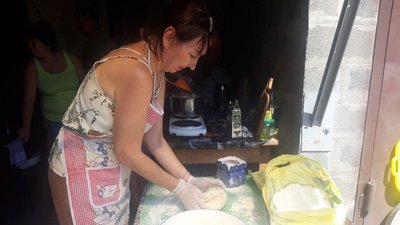 "Вареничний батальйон": черкащанки готують домашні страви для українських воїнів "Вареничний батальйон": черкащанки готують домашні страви для українських воїнів