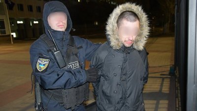 У Сєвєродонецьку чоловік погрожував таксисту пістолетом на зауваження про пиво