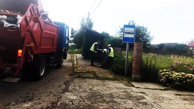 Комунальники вивозять сміття у селі Жидичин Луцької територіальної громади Комунальники вивозять сміття у селі Жидичин Луцької територіальної громади