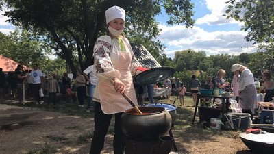 Борщі варять прямо на відкритому повітрі Борщі варять прямо на відкритому повітрі