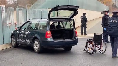 У Берліні невідомий на автівці в’їхав у ворота офісу Меркель