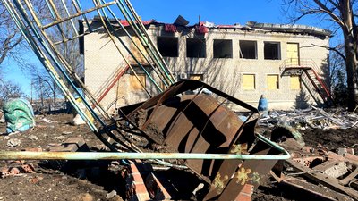 зруйнована будівля евакуація люди обстріли армія РФ Новоселівка Перша Донецька область зруйнована будівля евакуація люди обстріли армія РФ Новоселівка Перша Донецька область