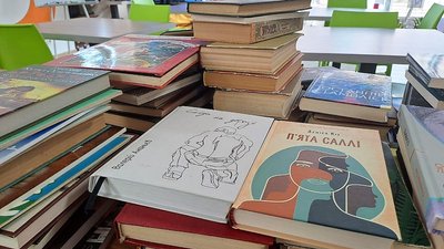 Бібліотеки Кропивницького потребують книг українською мовою. Куди їх можна приносити