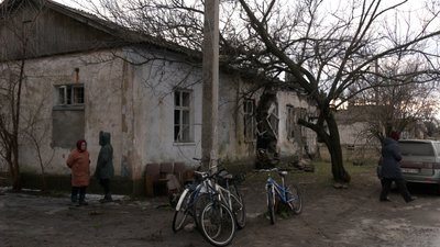 "Хліб за розкладом": як волонтери розвозять буханці по селах Донеччини за 5 км від фронту