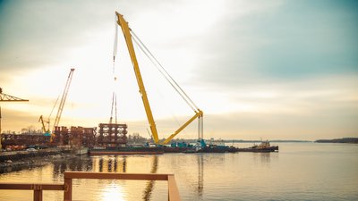 Плавкран "Захарій" завершує роботу на будівництві мосту через Дніпро у Запоріжжі Плавкран "Захарій" завершує роботу на будівництві мосту через Дніпро у Запоріжжі