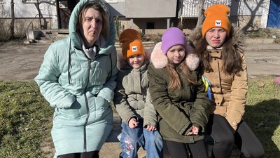 Підтримують один одного та мріють про перемогу. Родина з Херсона пережила окупацію та залишається в місті попри обстріли Підтримують один одного та мріють про перемогу. Родина з Херсона пережила окупацію та залишається в місті попри обстріли