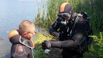 Водолази знайшли автівку за 20 меирів від берегу Водолази знайшли автівку за 20 меирів від берегу