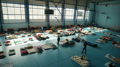 Понад 600 вимушених переселенців розмістили у спорткомплексі Юність в Ужгороді Понад 600 вимушених переселенців розмістили у спорткомплексі Юність в Ужгороді