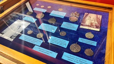 Виставка "Дукачі і прикраси козацького сходу" у музейних студіях "Місто за порогами" Виставка "Дукачі і прикраси козацького сходу" у музейних студіях "Місто за порогами"