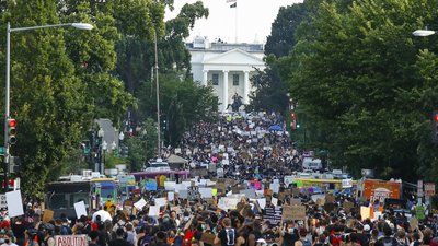 У США десятки тисяч людей вийшли на мирний протест проти расизму та свавілля поліції У США десятки тисяч людей вийшли на мирний протест проти расизму та свавілля поліції