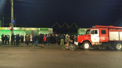 На Центральному ринку у Луцьку муніципали продовжили демонтаж паркану (ВІДЕО)