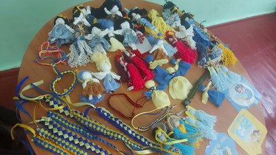 Учні Хмельниччини виготовляють обереги для військових Учні Хмельниччини виготовляють обереги для військових