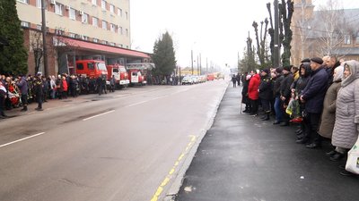 Загинули на Херсонщині: у Житомирі попрощалися з рятувальниками Сергієм Курінним, Дмитром Краснощоковим і Олексієм Сичем Загинули на Херсонщині: у Житомирі попрощалися з рятувальниками Сергієм Курінним, Дмитром Краснощоковим і Олексієм Сичем