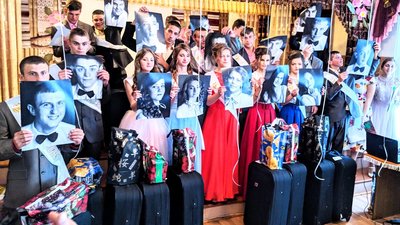 На Прикарпатті волонтери збирають 63 "валізи у майбутнє" для випускників інтернатних закладів: як долучитися