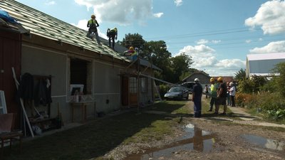 Волонтери відновлюють будинок сім'ї Балабаників, сина яких вбила російська ракета 2 Волонтери відновлюють будинок сім'ї Балабаників, сина яких вбила російська ракета 2